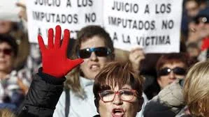 Casi 2.000 psicólogos y psiquiatras critican la sentencia a ‘La Manada’: “El bloqueo ante el pánico es normal”